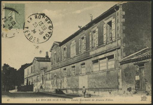 L'école normale d'institutrices : façade sur la rue Luneau (vues 1-2) / N.D. phot. (vue 1).